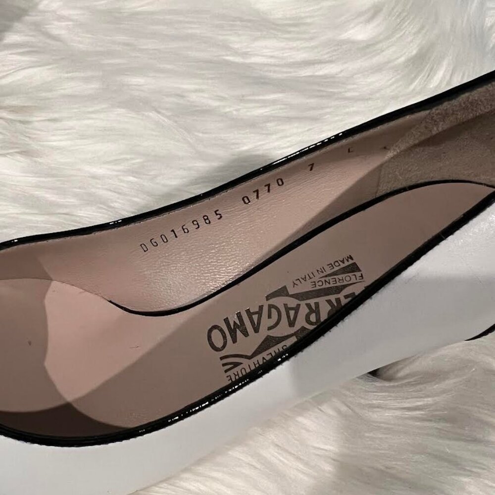 Ferragamo Black and White patent pumps / Size 7 - Picture 6 of 10